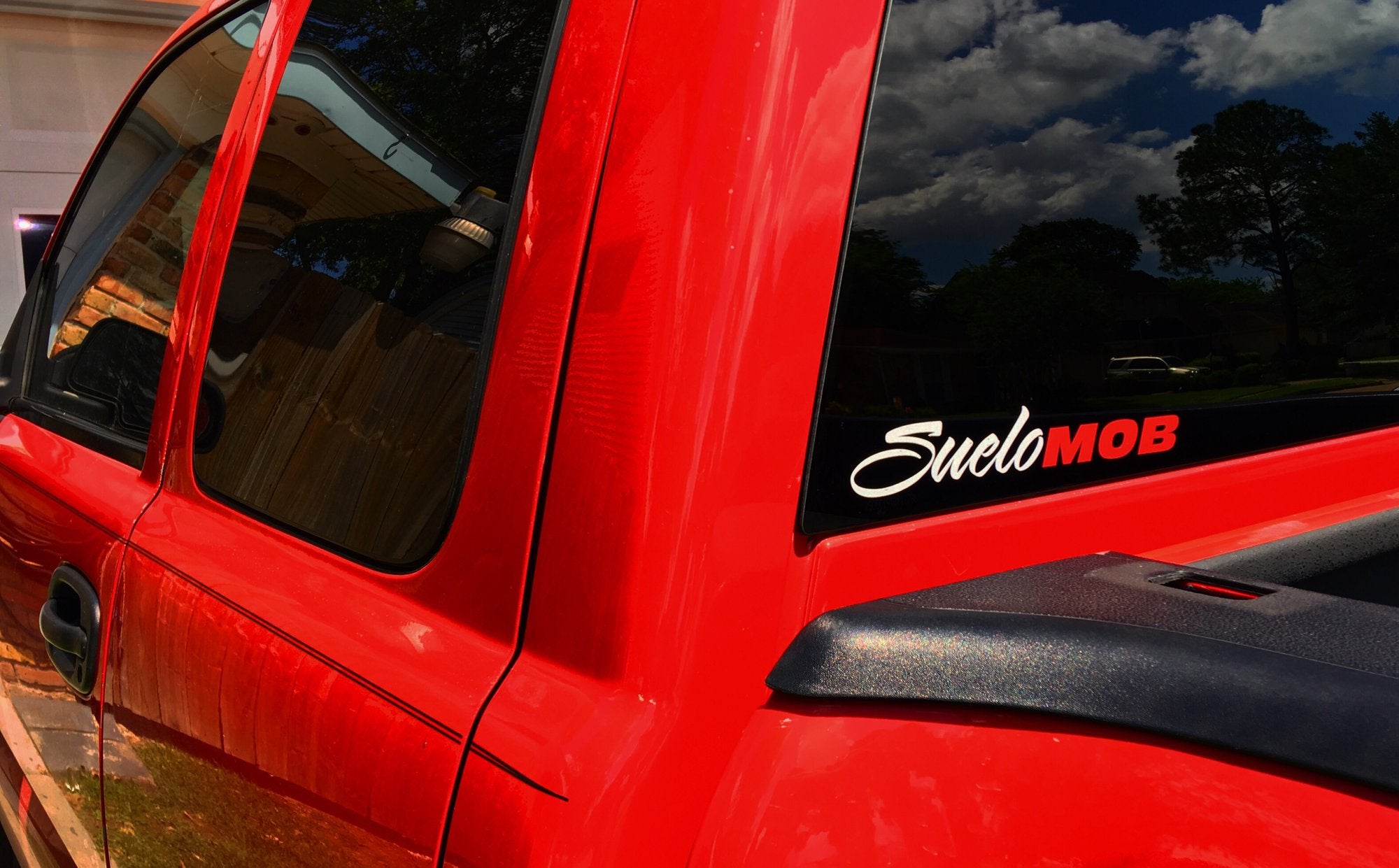 SueloMob Decal
